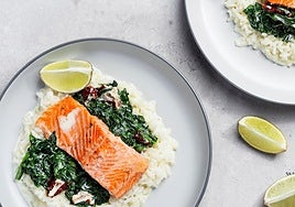 Vasitos de arroz integral Brillante con espinacas salteadas y salmón a la plancha