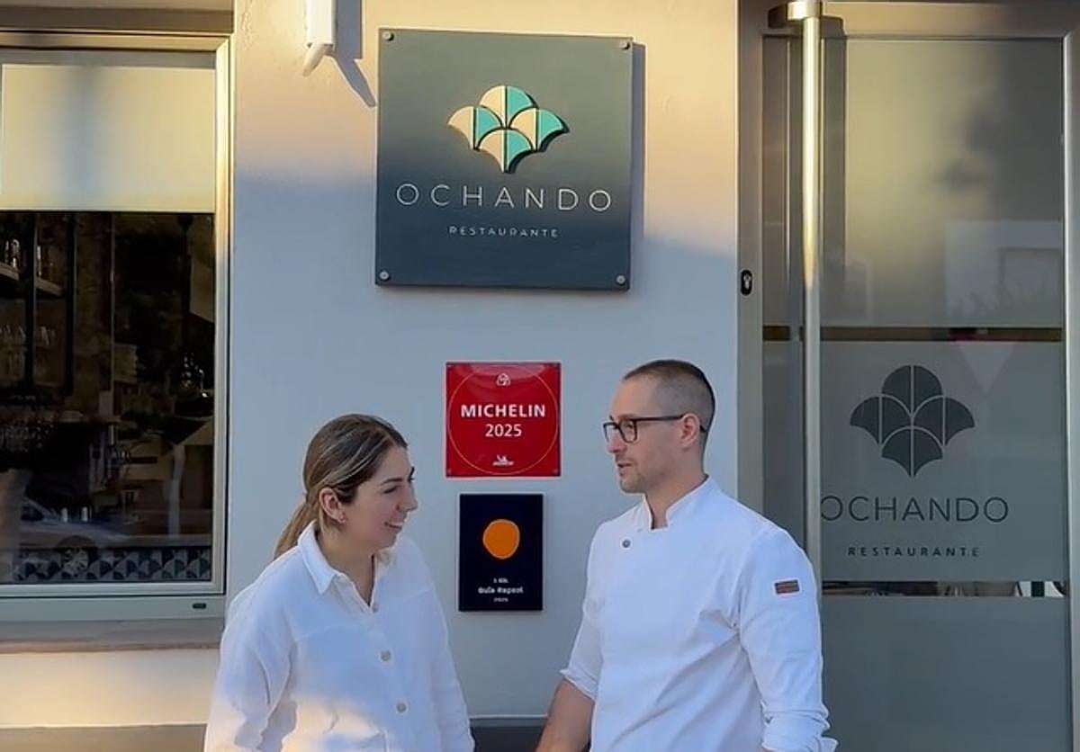 Elena Pérez y Juan Carlos Ochando conversan a las puertas del restaurante Ochando tras conseguir la estrella Michelin