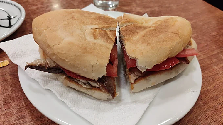 &#039;Bartolito&#039; y &#039;ligaíto&#039;, así se desayuna en este bar de Alcalá de Guadaíra