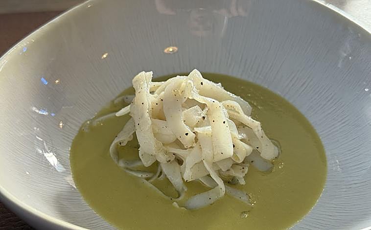 Imagem principal - Lulas e pimentões verdes fritos, cristas de galo marinadas e almôndegas de atum com comida de cabra refogada.