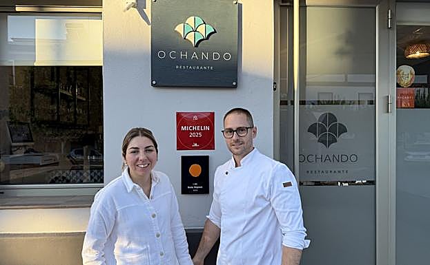 Elena Pérez and Juan Carlos Ochando, at the door of the Ochando restaurant