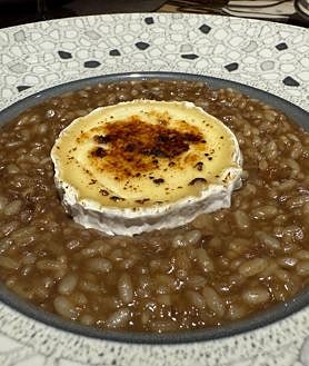 Imagem Secundária 2 - Bochechas de brioche, aioli de manjericão, torradas de atum com leve camada de maionese trufada e arroz com bochechas cremosas e medalhão de queijo de cabra.