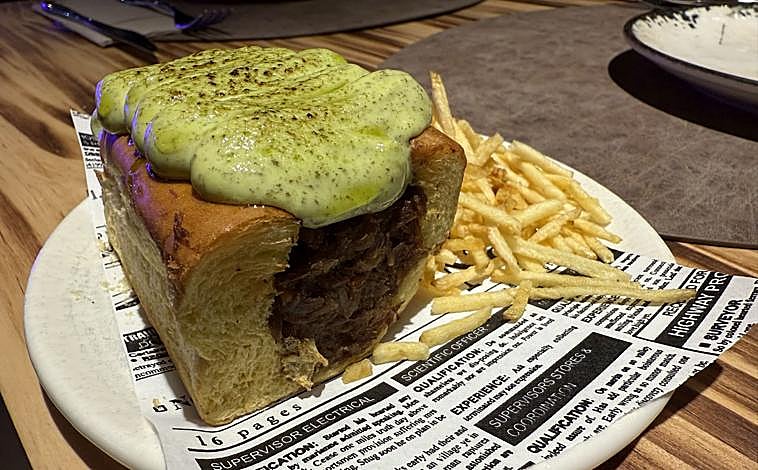 Imagem principal - Bochechas de brioche com aioli de manjericão, torradas de atum com leve camada de maionese trufada e arroz de bochecha cremoso com medalhão de queijo de cabra.