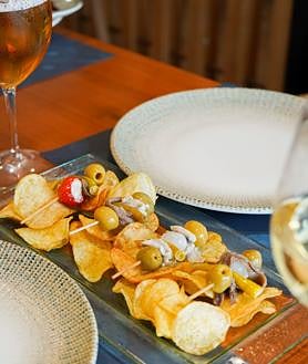 Imagen secundaria 2 - Turuleta, aire fresco para la calle Betis con la experiencia de El Sella y Gascona