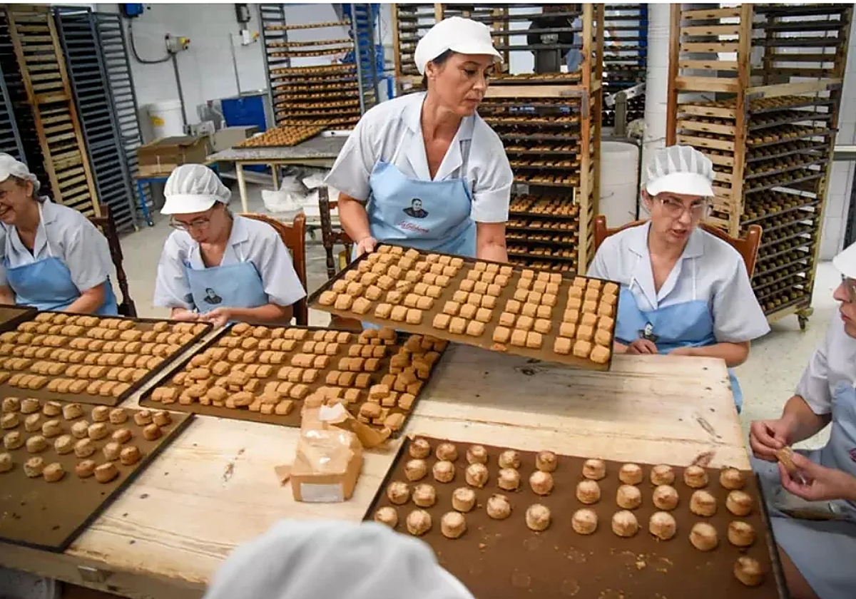 Imagen de las trabajadoras del obrador La Colchona durante la elaboración de sus mantecados en un proceso artesanal y a mano