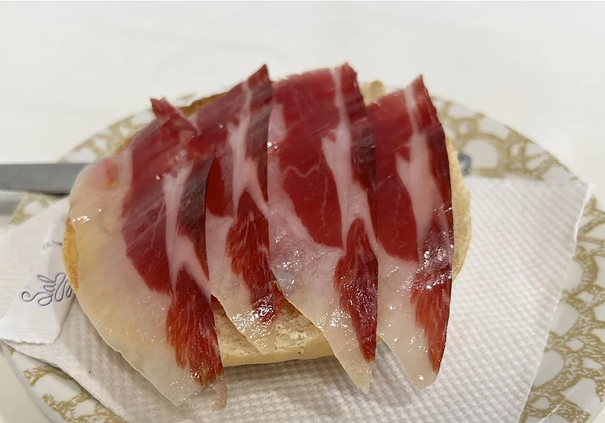 Tostada de jamón recién cortado de Los Alcalareños