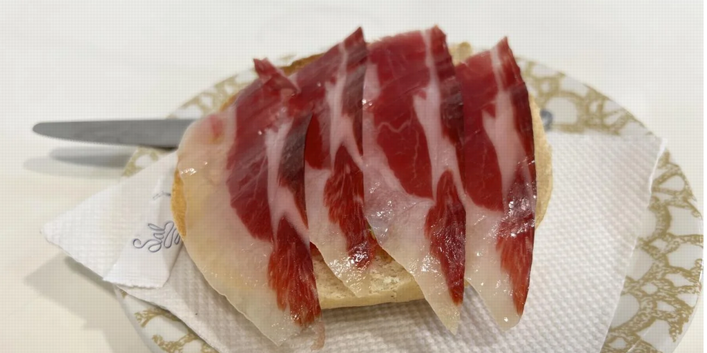 El bar de Los Remedios que sirve molletes con jamón recién cortado para desayunar