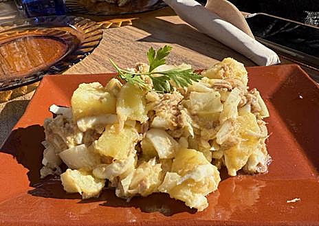 Imagen secundaria 1 - Mejillones, papas aliñás y ensaladilla