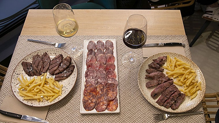 Carnes a la brasa con patatas fritas e ibéricos en D'Tapas Covap