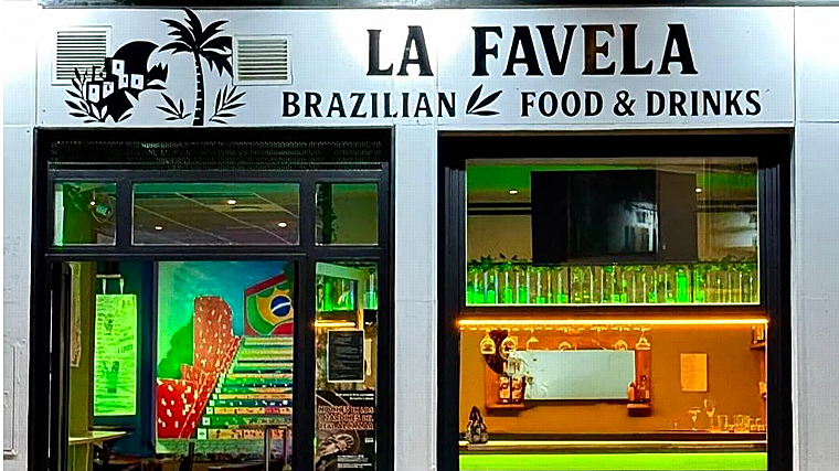 Facade of La Favela rue Amor de Dios, 56
