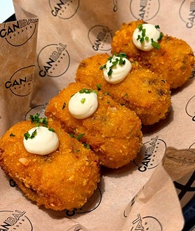 Secondary image 2 - There are also starters, like these chicken wings, nachos or rib-eye croquettes