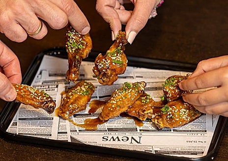 Secondary image 1 - There are also starters, like these chicken wings, these nachos or these rib-eye croquettes