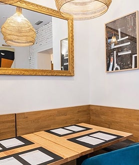 Imagem Secundária 2 - Cogumelos selvagens com ovo frito, figos recheados com payoyo com presunto de pato e figos em conserva e uma das mesas da Amara.