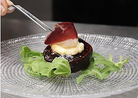 Imagem Secundária 1 - Cogumelos selvagens com ovo frito, figos recheados com payoyo com presunto de pato e figos em conserva e uma das mesas da Amara.