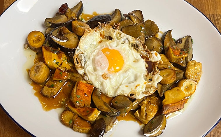 Imagem principal - Cogumelos selvagens com ovo frito, figos recheados com payoyo com presunto de pato e figos em conserva e uma das mesas da Amara.