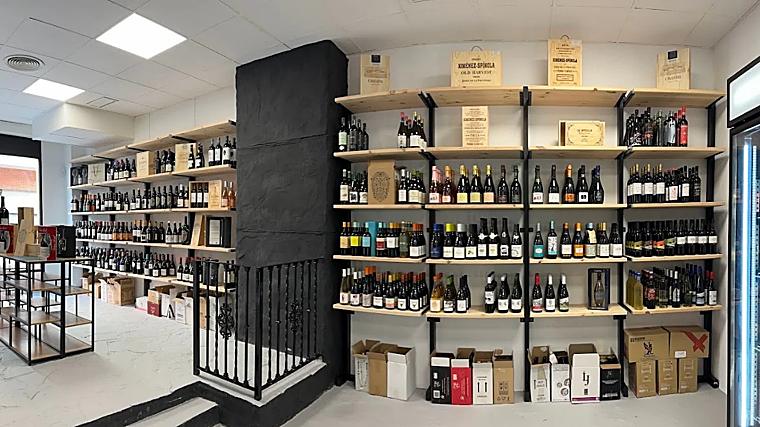 Prateleiras com vitrines de vinho da Vinópatas