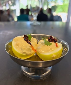 A segunda imagem 2 é de Antonio e Araceli Martin, proprietários da Casa Festín, e pratos do restaurante.