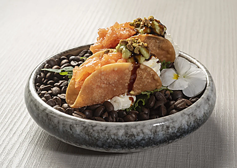 A segunda imagem 1 são alguns pratos do Toyo Sushi.