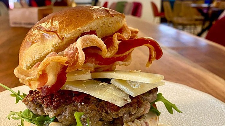 Um dos hambúrgueres do La Moradium em Benameji.