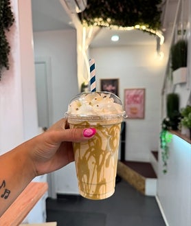 Imagem Secundária 2: Conhecida pelas xícaras de café e biscoitos, esta cafeteria oferece um verdadeiro sortimento de doces. 