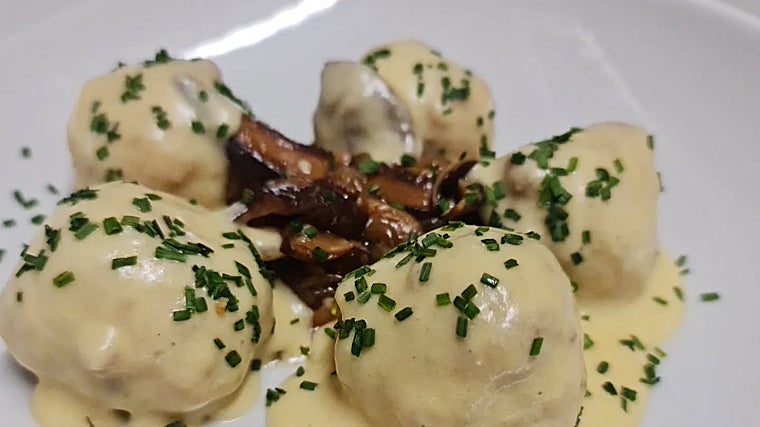 Almôndegas de robalo, cogumelos e amêndoas na Casa Tala de Espiel (Córdoba)