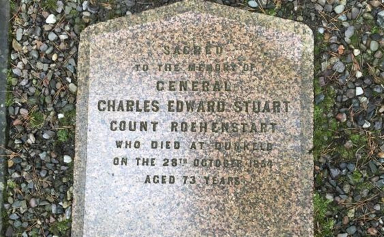 Lápida de Carlos Eduardo Estuardo, conde Roehenstart, ubicada en la catedral de Dunkeld.