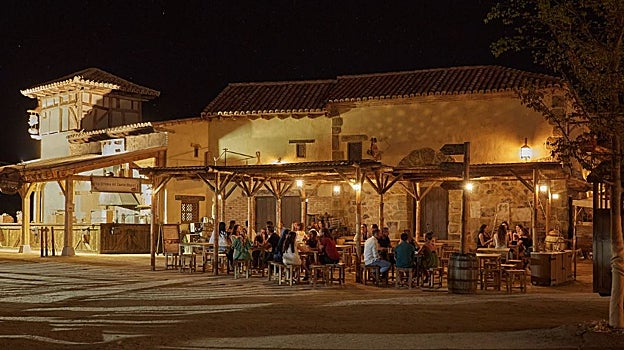 Uno de los mesones del parque en horario nocturno