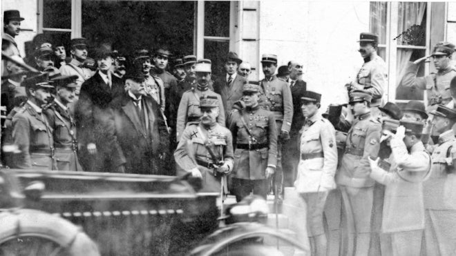 Versalles, mayo de 1919. La conferencia de paz. El mariscal Foch (x), al salir del Trianon Palace después de la sesión en que fueron entregadas a los delegados alemanes las condiciones de paz