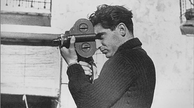 Robert Capa, trabajando durante la década de 1930