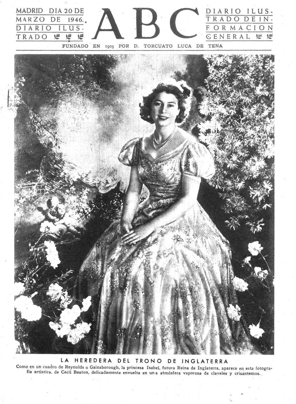 Isabel II protagonizó su primera portada cuando aún era Princesa, en 1946. ‘La heredera al trono de Inglaterra’, decía el titular. Tres años antes, con 16 años, Isabel realizó su primera aparición pública en solitario en una visita a la Guardia de Granaderos. A medida que se acercaba su cumpleaños número 18, fueron modificadas las leyes para que pudiera actuar como uno de los cinco consejeros de Estado en el caso de incapacidad del Rey o de que este se encontrara en el extranjero