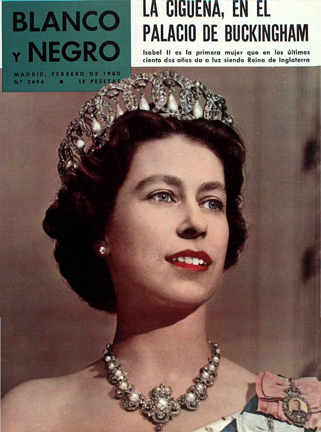 'Blanco y Negro' también le dedicó varias portadas a la Reina de Inglaterra, como esta de 1960 , cuyo titular rezaba: 'La cigüeña, en el Palacio de Buckingham'.