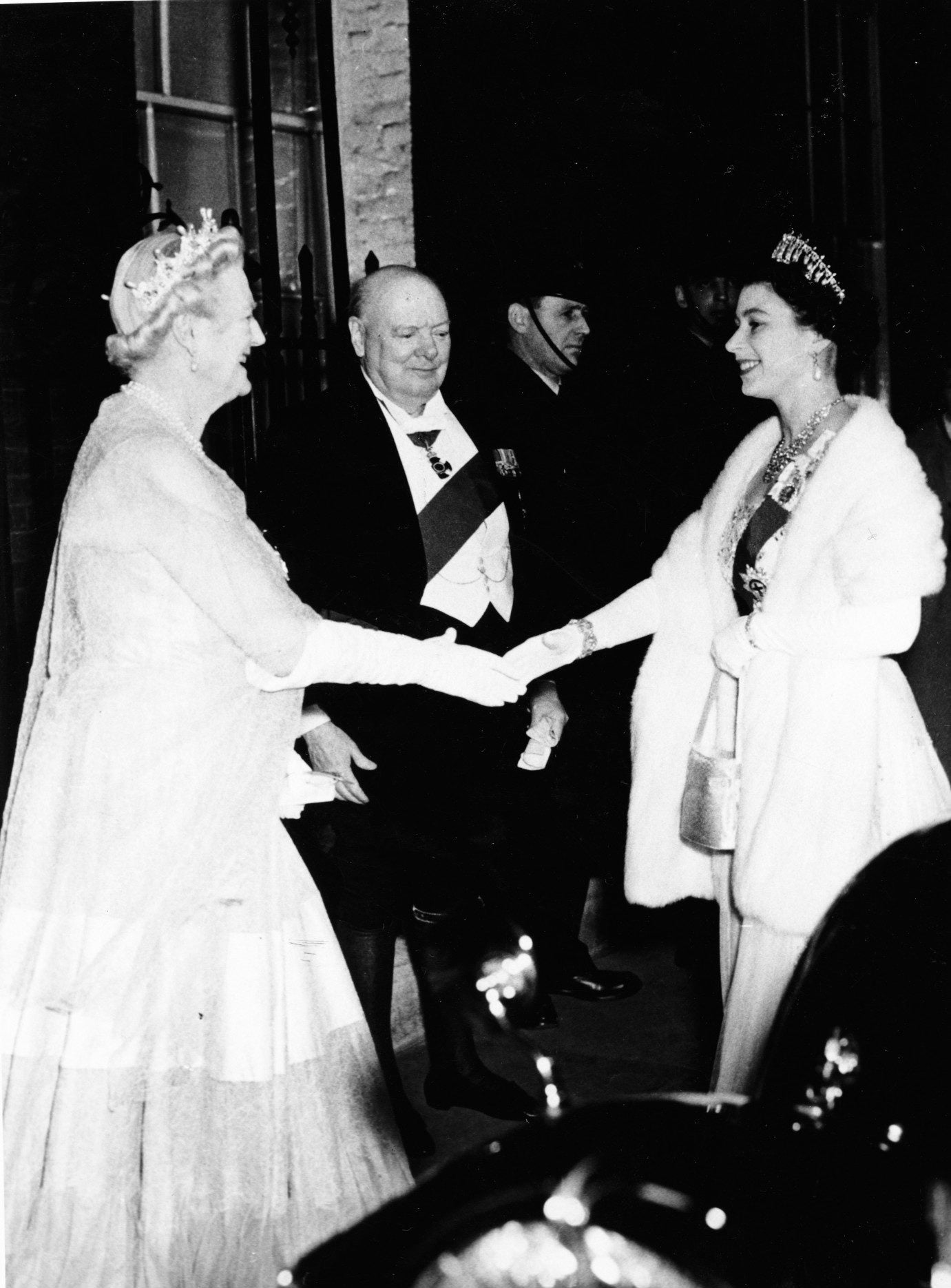 La Reina de Inglaterra se saltó el protocolo real, que establecía que debía llegar la última, acudiendo la primera al funeral de Churchill en 1965. Fue este un honor que quiso conceder a la familia de Churchill por toda su ayuda.