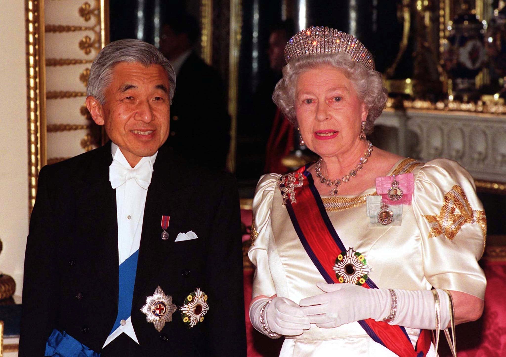 La primera visita de Akihito al Reino Unido tuvo lugar en 1953, cuando contaba con 19 años y viajó por primera vez fuera de Japón para acudir, precisamente, a la ceremonia de coronación de Isabel II en condición de príncipe heredero en sustitución de su padre, el entonces emperador Hirohito. Akihito abdicó en 2019.