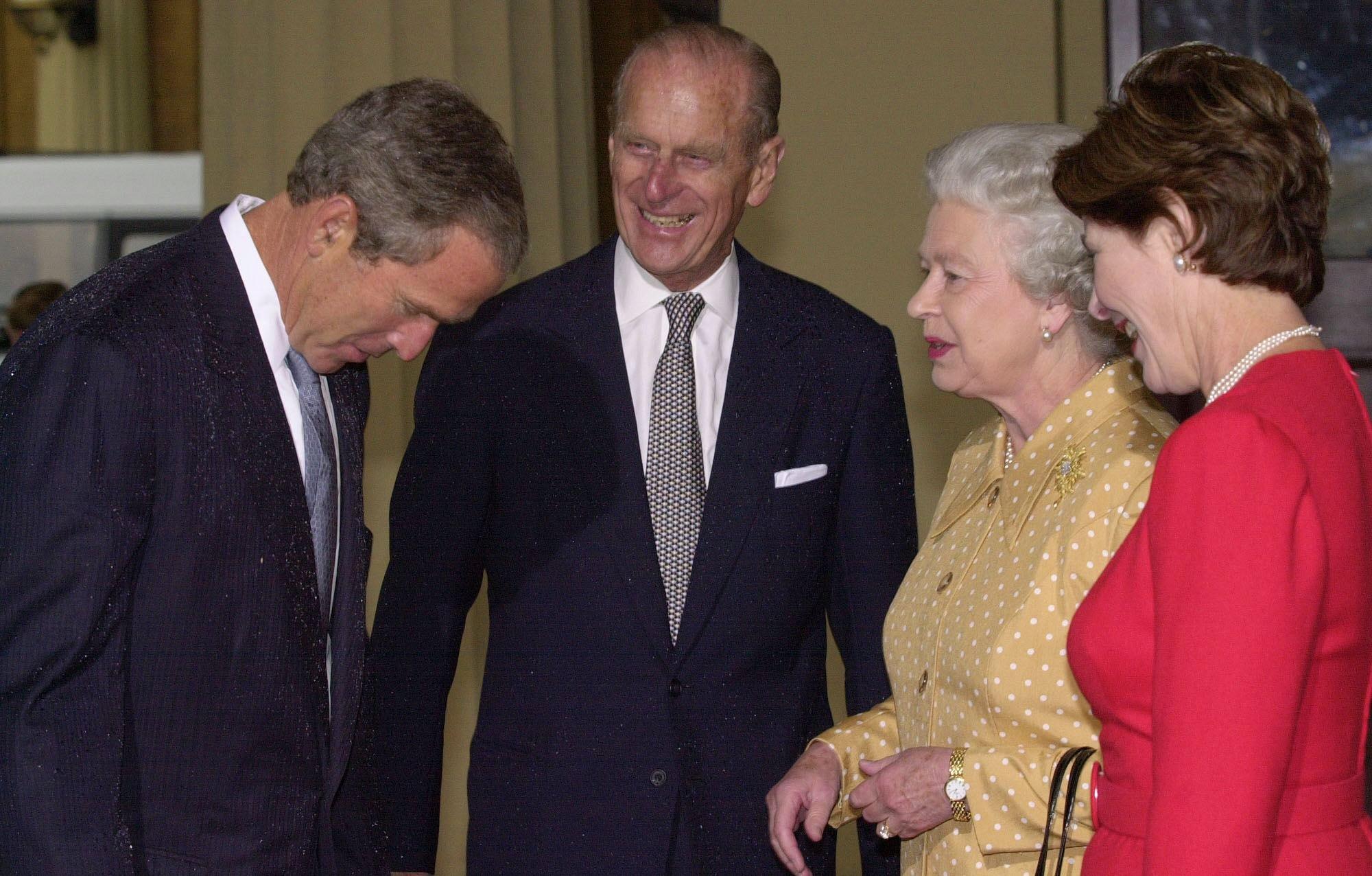 George H.W. Bush invitó a los Reyes de Inglaterra a un partido entre Baltimore y Oakland en 1991. De ese encuentro nació una buena amistad. Isabel también conoció en 2008 al otro Bush que alcanzó la presidencia. 