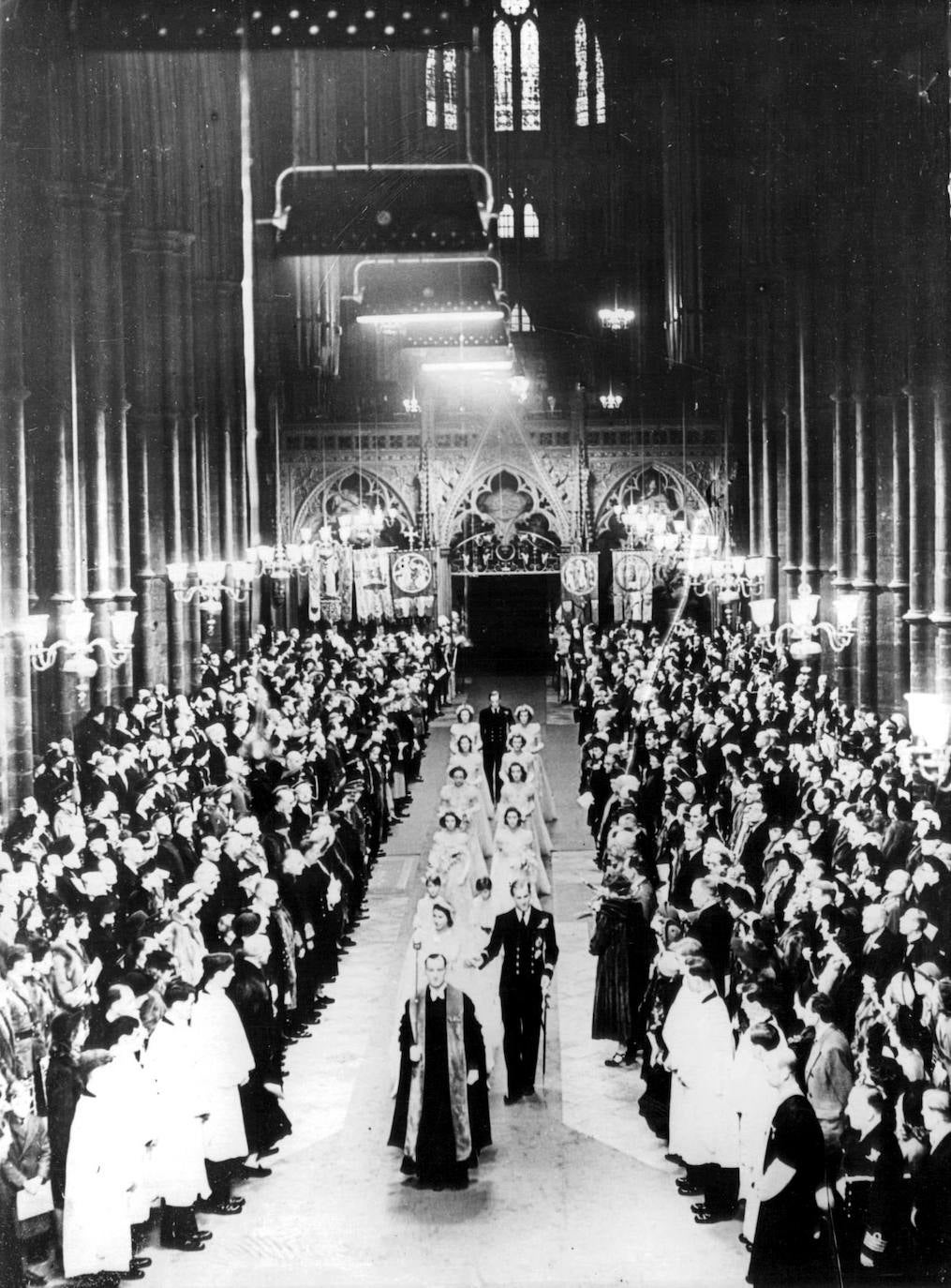 A pesar de los problemas económicos de Gran Bretaña, la abadía de Westminster se vistió para la ocasión. En esta instantánea, el cortejo nupcial salía a la calle ya terminada la ceremonia religiosa