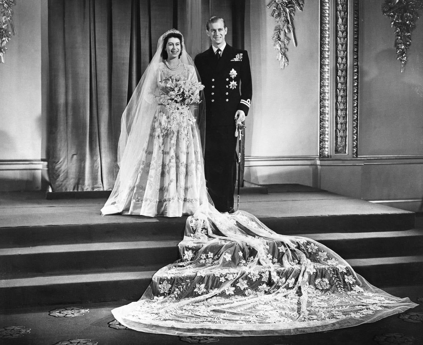 La todavía princesa y el príncipe Felipe, duque de Edimburgo, contrajeron matrimonio dos años después en la Abadía de Westminster. El 20 de noviembre de 1947 se produjo el feliz enlace. Aunque la precaria situación económica del país hizo que tuviera que costearse el vestido con 'boletas populares'