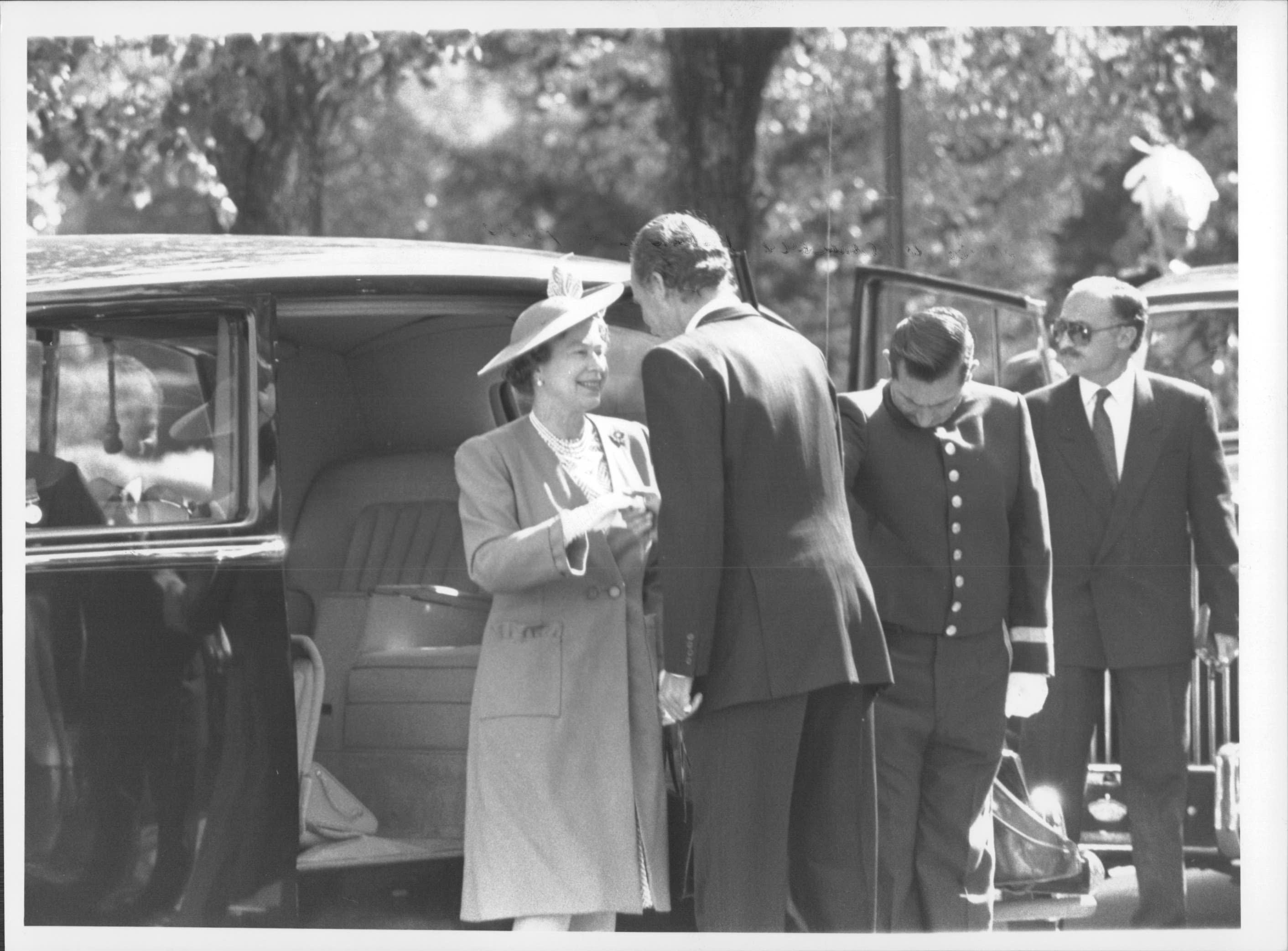 Además de depositar una corona de laureles en el monumento a los caídos por España y de visitar el Ayuntamiento de Madrid y el Congreso de los Diputados, los Reyes británicos tuvieron tiempo de comer en la Moncloa, donde actuó de anfitrión el presidente del Gobierno, Felipe González. Fuera de Madrid, la pareja real acudió a Sevilla y luego a Barcelona.