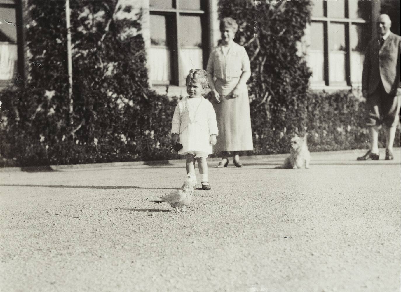 La princesa Isabel fue bautizada en 1926 en la capilla del Palacio de Buckingham. Llegó con un vestido utilizado por la reina Isabel I. Esta imagen fue tomada dos años después, en 1928. Fue educada en casa, como muchas niñas de la época, junto a su hermana menor, Margarita