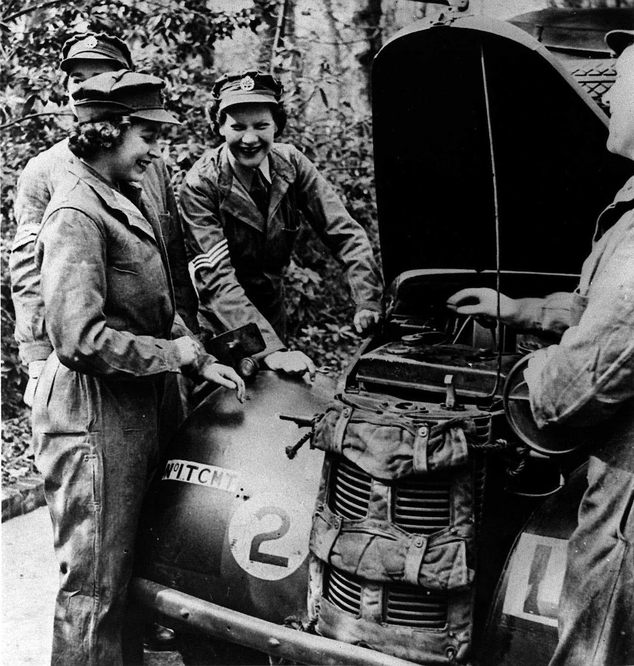 Durante la Segunda Guerra Mundial, Isabel ingresó en el Servicio Territorial Auxiliar de mujeres como teniente segunda. Fue el primer miembro de la familia real en alistarse a tiempo completo. Para animar a los ciudadanos, entre bombardeos, se dejaba ver en público