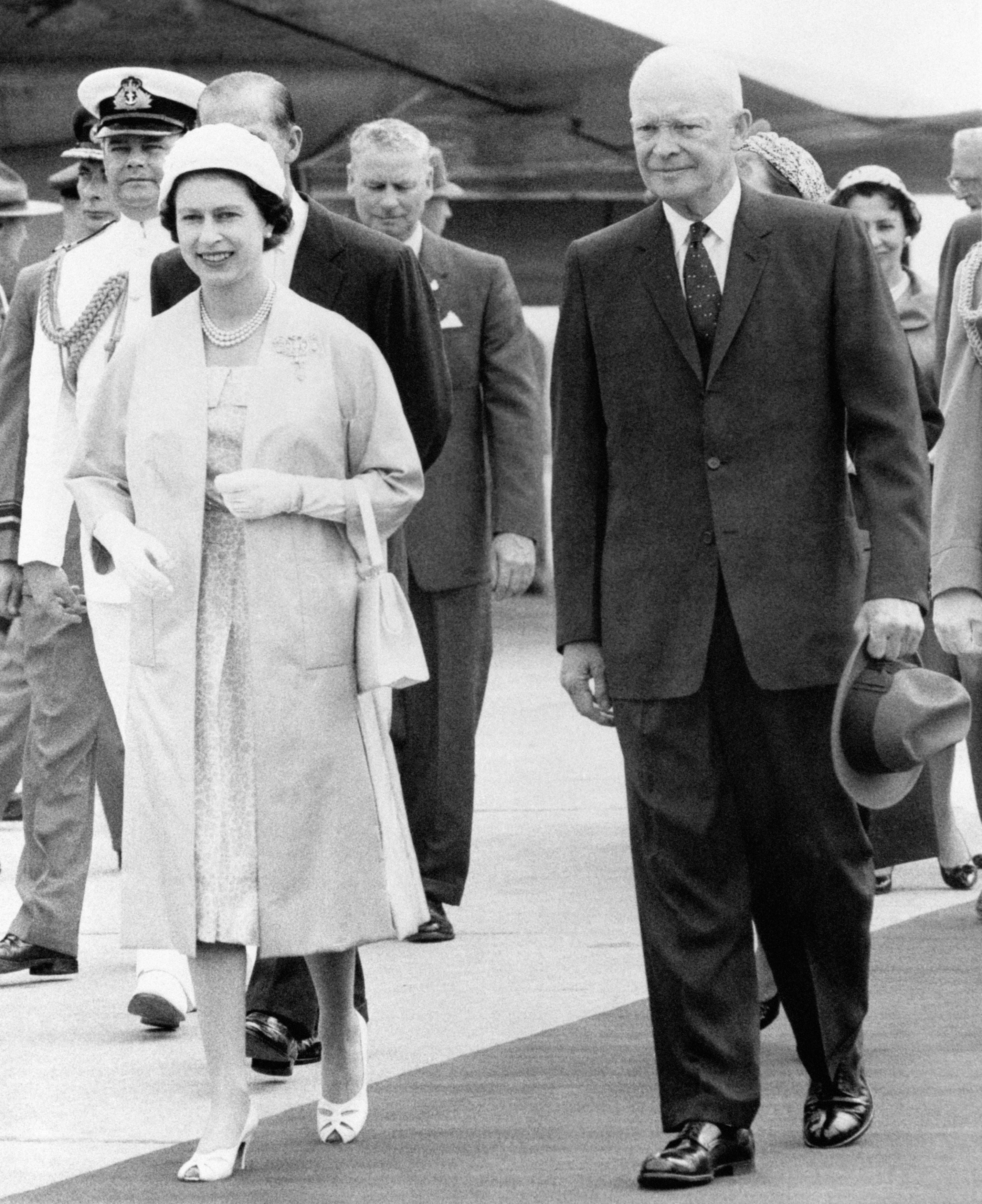 Isabel II conoció durante sus más de 60 años de reinado a 12 presidentes de Estados Unidos, pero tal vez con ninguno mantuvo una relación más estrecha como con el presidente Dwight Eisenhower, quien fue su anfitrión durante su primera visita de Estado como reina a Estados Unidos. Se escribieron cartas durante años.