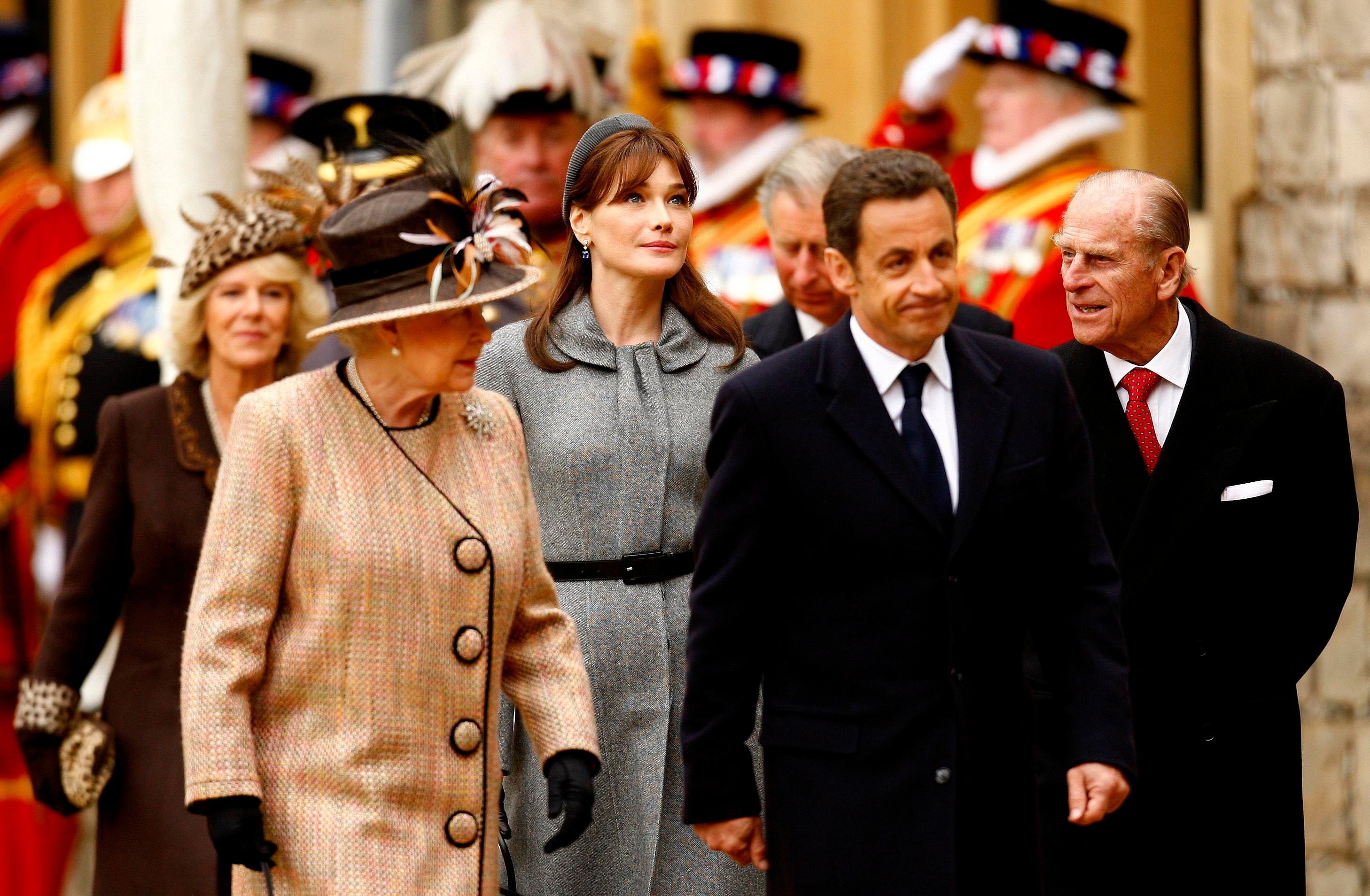 El presidente Nicolás Sarkozy trató de reconducir las relaciones con la Casa Real británica, pero también protagonizó un desplante hacia Isabel. En 2014, el galo no invitó a la Reina a la conmemoración del aniversario del desembarco de Normandía. La Casa real mostró su enfado por el descuido, a lo que fuentes del gobierno francés han declarado que no enviaron una invitación a Buckingham Palace porque «no había planes de invitar a ningún miembro de la Familia Real británica aunque la invitación sí ha sido extendida a favor de Gordon Brown».