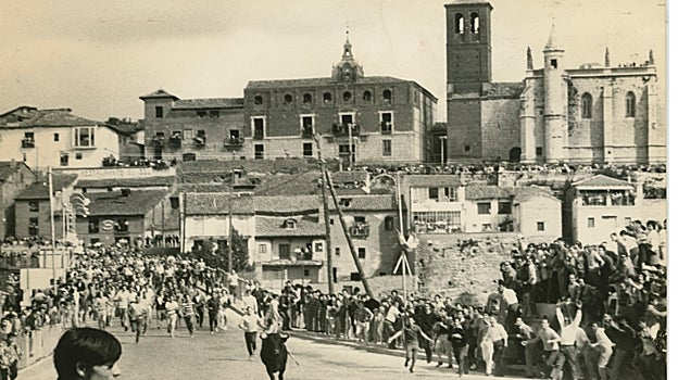Tordesillas (Valladolid), 1969. Encierro del Toro de la Vega.