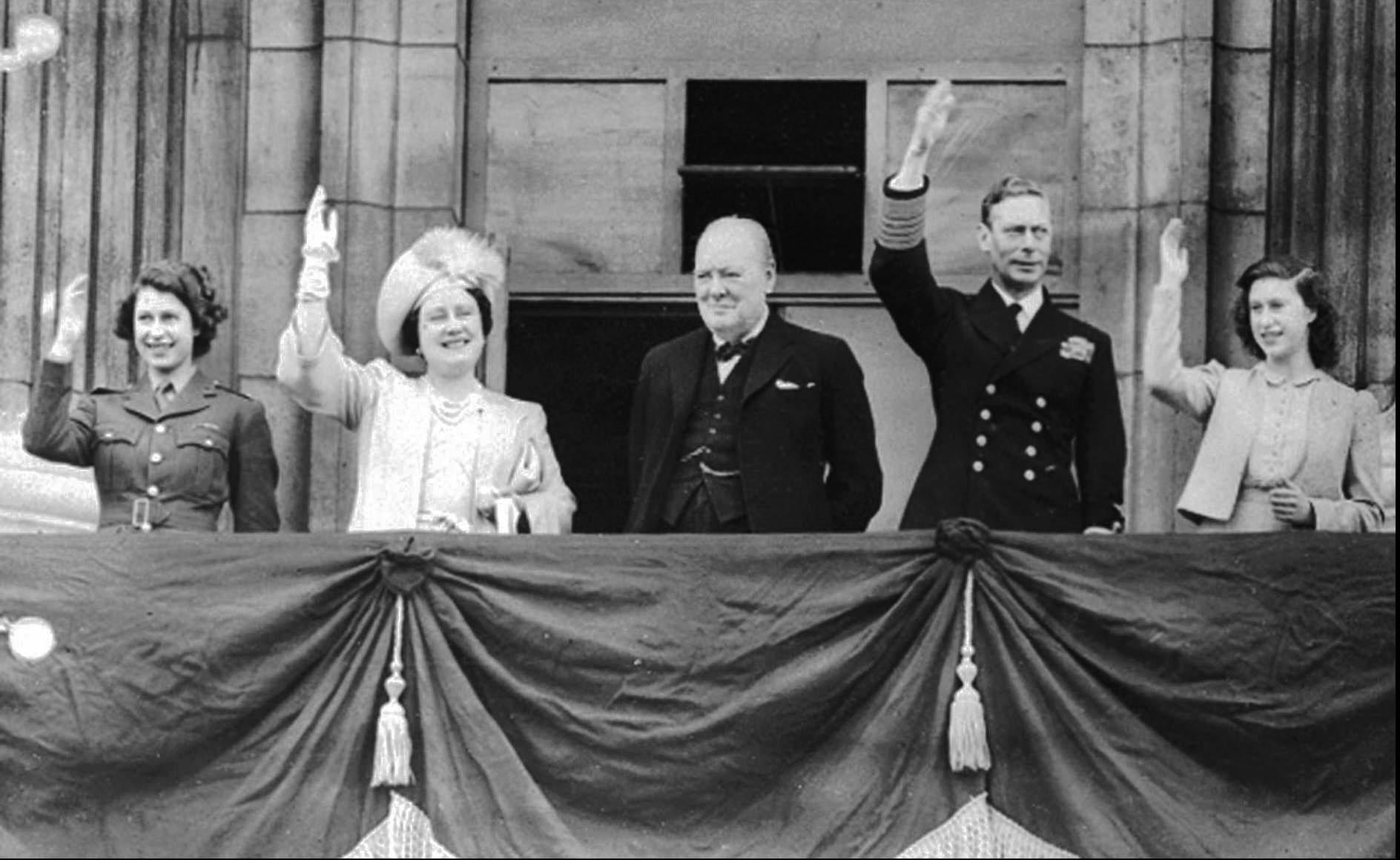 Como cabía esperar, Isabel salió al balcón del palacio de Buckingham junto al monarca y la princesa Margarita para festejar la caída del nazismo y la victoria aliada en 1945. En el centro, Churchill, el pulmón que también insufló ánimos y moral a los ingleses durante los bombardeos