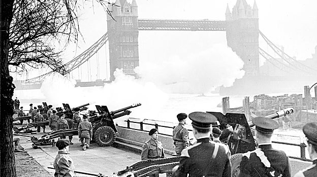 Imagen de las 56 salvas que se produjeron frente a la Torre de Londres, en el entierro de Jorge VI