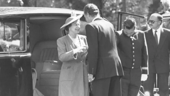 Isabel II de Inglaterra en España. En la imagen, es recibida por Su Majestad el Rey Don Juan Carlos a su llegada al Palacio de El Pardo
