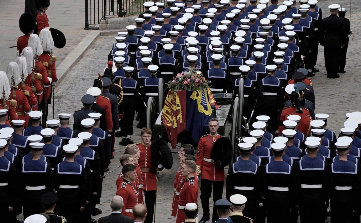 Momento en el que la Real Marina ha comenzado el traslado del State Gun Carriage.