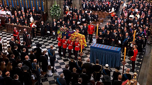 Captura de video de una vista general del funeral de Isabel II en la abadía de Westminster.