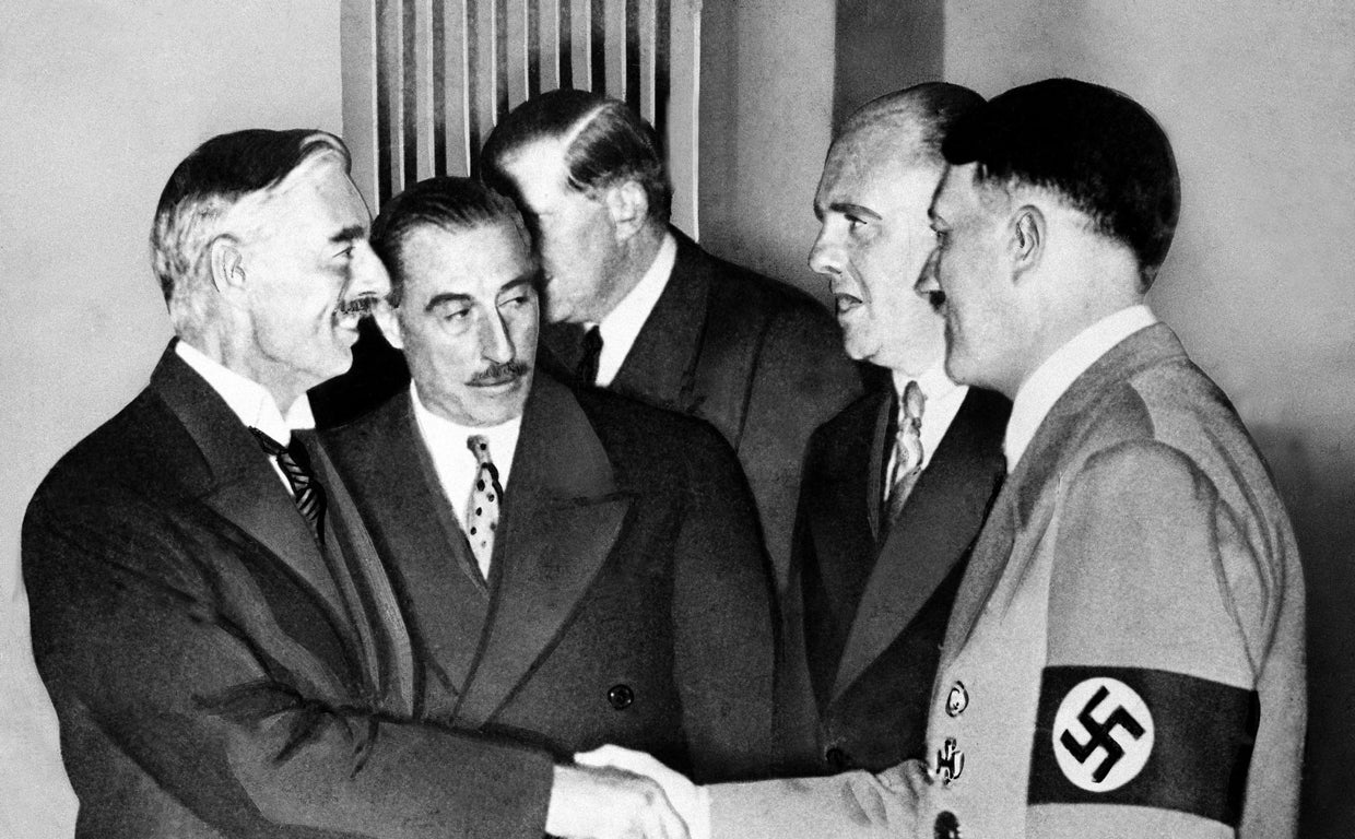 Chamberlain estrecha la mano a Hitler en la Conferencia de Múnich de 1938