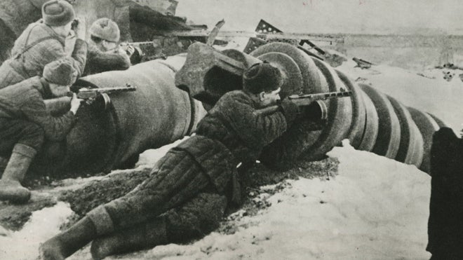 Los rusos, con abundantes fusiles ametralladoras y mejor equipados, ganan terreno ayudados por los escombros que les protejen