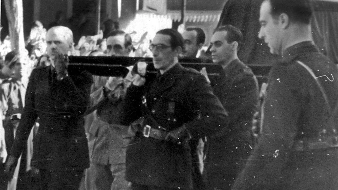 The body of José Antonio primo de Rivera is carried on the shoulders of the political board of Alicante in the transfer of his mortal remains